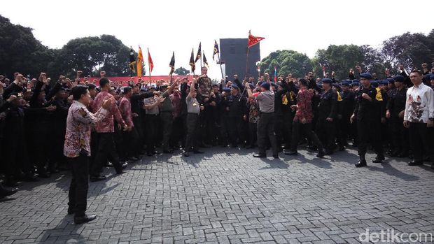 Saat Presiden Jokowi Diangkat oleh Prajurit Brimob