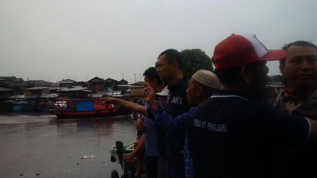 Hujan-hujanan, Agus Yudhoyono Cek Kampung dan Dermaga di Cilincing
