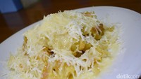 Roti cane susu keju ini menjadi salah satu favorti pengunjung. Teksturnya renyah lembut dengan paduan manis yang berasal dari susu dan keju. Enak jadi camilan malam ini.