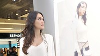 Artis berusia 33 tahun itu tampil dengan blazer, blus putih, jeans dan heels hitam. Pool/Noel/detikFoto.