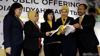 Direktur Utama PT. Prodia Widyahusada Tbk dr Dewi Muliaty (ketiga kiri) bersama Direktur Pemasaran dan Corporate Secretary Indriyanti R Sukmawati (kedua kanan), Direktur Keuangan Liana Kuswandi (kiri), Direktur Umum Tetty Hendrawati (kedua kiri), dan Direktur Operasional Andri Hidayat (kanan) melihat buku sejarah Prodia seusai melakukan paparan publik dalam rangka penawaran umum saham perdana atau Initial Public Offering (IPO).