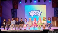 Para pemain My Little Pony Musical tengah mengadakan jumpa pers bersama produser, sutradara, dan dua kreatif lokal asal Indonesia, Indra Perkasa (music director) dan Iwan Hutapea (lighting desainer). Pool/Tia Agnes/detikFoto.