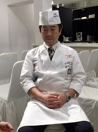 Para Chef Sushi di Indonesia Perlu Memahami Penanganan Salmon Mentah yang Benar