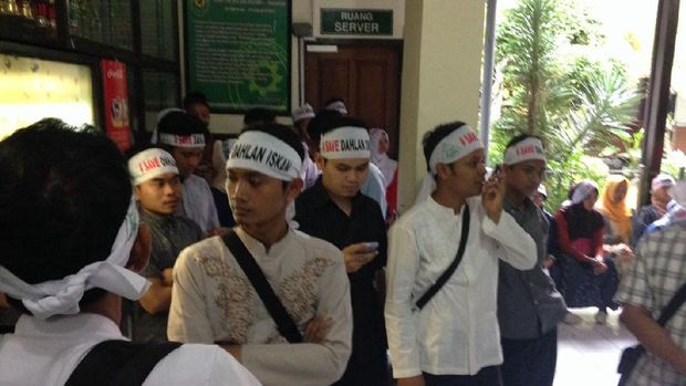 Massa Pendukung Dahlan Iskan Penuhi Ruang Sidang Jelang Praperadilan Perdana
