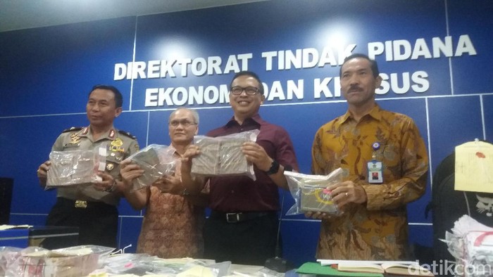 Polisi Pamer Barang Bukti Hasil OTT Pungli di Tanjung Perak dan Tanjung Mas