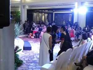 Saat Sylviana Murni Dikelilingi Desainer di Front Row Peragaan Busana