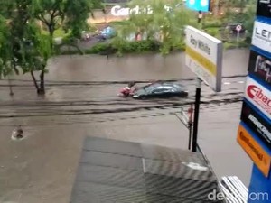 Banjir Lumpuhkan Jalan Arteri Depan Gandaria City
