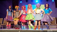 Bersama teman-temannya, Apple Jack, Rainbow Dash, Fluttershy, Pinky Pie, dan Rarity, para gadis Equesteria berusaha membantu teman baru mereka, Sunset Shimmer untuk berbaur dengan murid lainnya. Pool/Tia Agnes/detikFoto.
