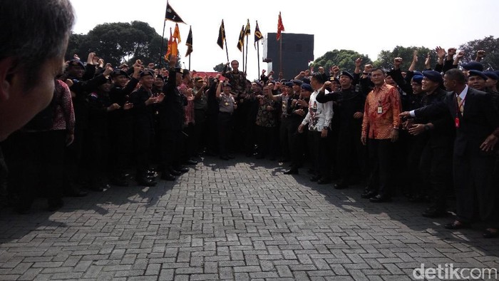 Saat Presiden Jokowi Diangkat oleh Prajurit Brimob
