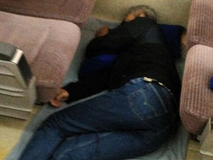 Cerita Gubernur Ganjar Soal Foto Tidur di Lantai Gerbong Kereta yang Viral
