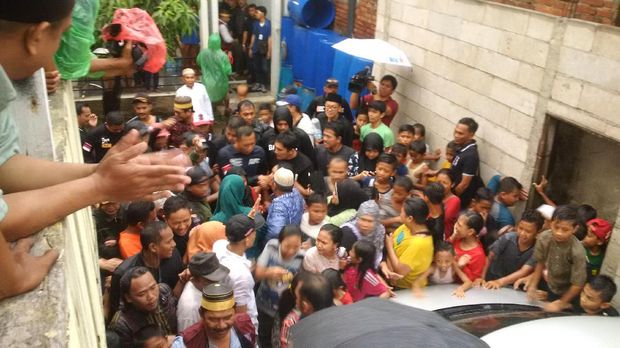 Hujan-hujanan, Agus Yudhoyono Cek Kampung dan Dermaga di Cilincing