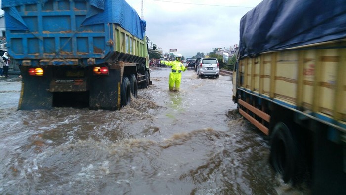 Rancaekek Kembali Tergenang, Motor dan Mobil Masih Bisa Melintas