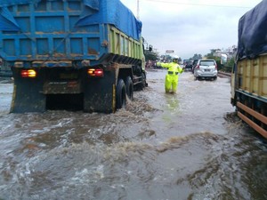 Banjir Masih Menggenangi Jalanan Rancaekek, Lalin Bandung-Garut Lumpuh