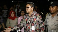 Johan kemudian masuk ke dalam area gedung. Silaturahmi dengan para mantan pegawai KPK ini berlangsung tertutup.