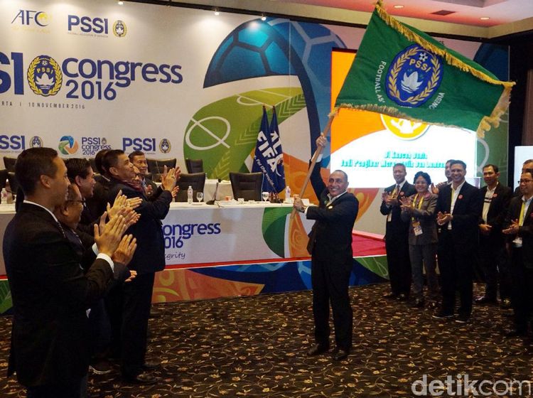 Edy Rahmayadi Kibarkan Bendera PSSI