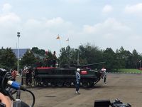 Jokowi berdiri di atas tank BMP3F jenis amphibi.