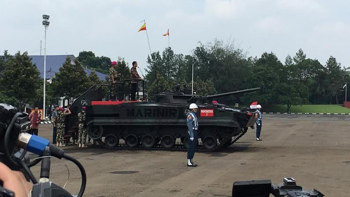 Di Markas Marinir, Jokowi Naik Tank dan Digendong Prajurit
