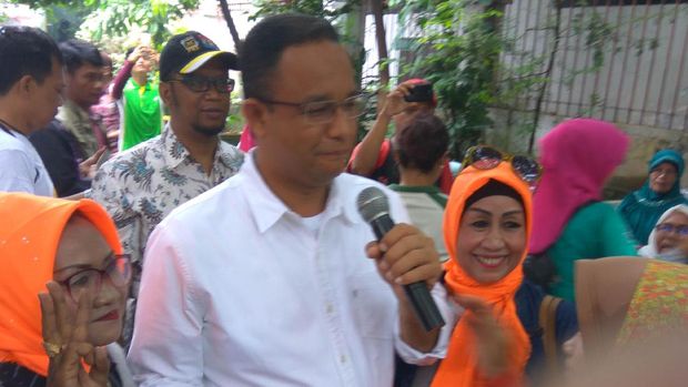 Kurang Sehat, Anies Baswedan Tetap Joget Bareng Warga Johar Baru