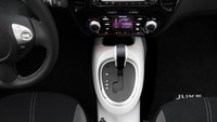 Perbedaan lainnya terletak pada bagian pelek 17 inci alumunium yang juga diberi warna Super Black. Lari kebagian interior, model ini juga akan mendapat sentuhan warna hitam dengan sentuhan warna putih. Foto: Leftlanenews