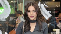 Rambut indah serta makeup flawless yang dipadukan dengan lipstik merah membuatnya semakin memesona. Pool/Noel/detikFoto.