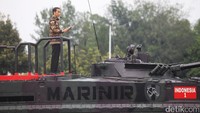 Dalam kesempatan itu, Jokowi terlihat mengenakan batik.