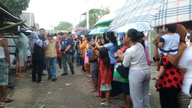 Hujan-hujanan, Agus Yudhoyono Cek Kampung dan Dermaga di Cilincing