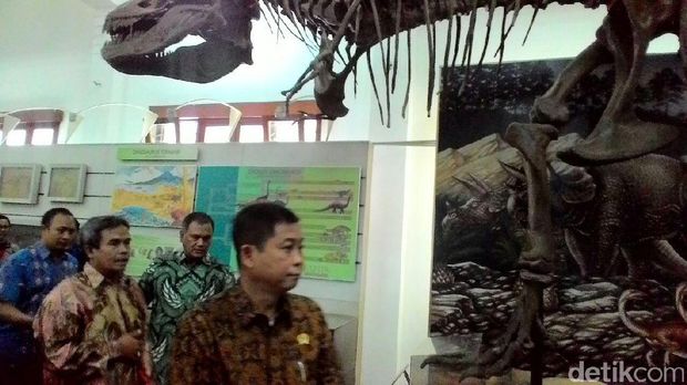 Lihat Replika T-Rex dan Mammoth di Museum Geologi, Jonan: Ini Asli Ya?