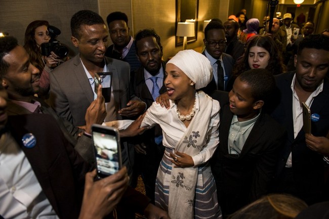 Aktivis Somalia ini menjabat sebagai Direktur Policy Initiatives dalam organisasi wanita Women Organizing Women (WOW). Ia pun terpilih menjadi anggota parlemen Minnesota pada tahun 2016. Foto: AFP PHOTO / STEPHEN MATUREN
