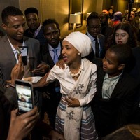 Aktivis Somalia ini menjabat sebagai Direktur Policy Initiatives dalam organisasi wanita Women Organizing Women (WOW). Ia pun terpilih menjadi anggota parlemen Minnesota pada tahun 2016. Foto: AFP PHOTO / STEPHEN MATUREN