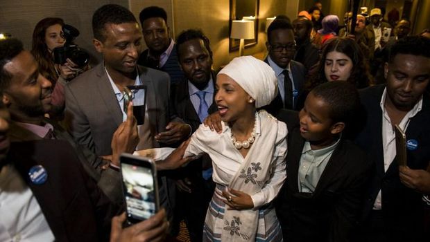 Ilhan Omar didampingi keluarganya usai dinyatakan menang dalam pemilihan legislator negara bagian