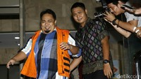 Tersangka Kasubag Rumah Tangga Dinas Pendidikan Kabupaten Banyuasin (nonaktif) Rustami, usai diperiksa di Gedung KPK, Jakarta, Jumat (11/11).