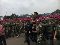 Di Markas Marinir, Jokowi Naik Tank dan Digendong Prajurit