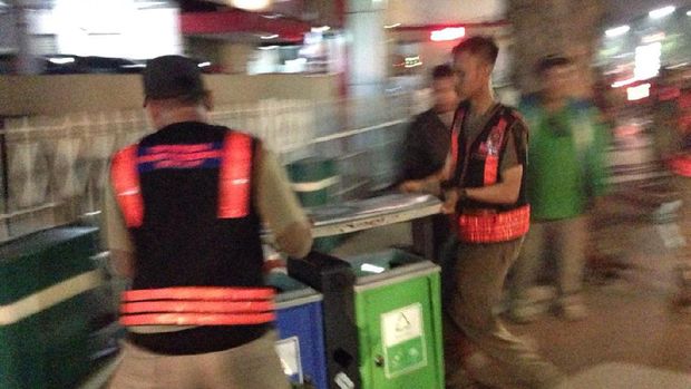 Ratusan Satpol PP Surabaya Langsung Bersih-bersih Usai Konvoi Bonek