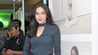 Ia tetap terlihat menawan meski bergaya simple. Pool/Noel/detikFoto.