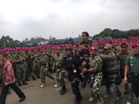 Di Markas Marinir, Jokowi Naik Tank dan Digendong Prajurit