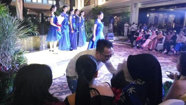 Sylviana menerima bunga