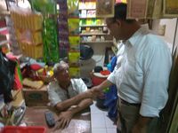 Sambil Beli Jamu, Anies Tampung Curhat Soal Parkir dan Air di Johar Baru