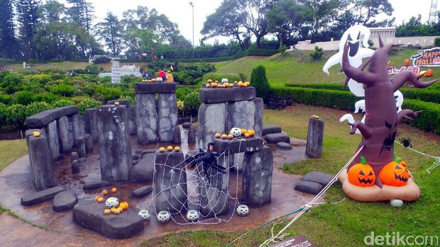 Replika mini Stonehenge bertema Halloween (Wahyu/detikTravel)