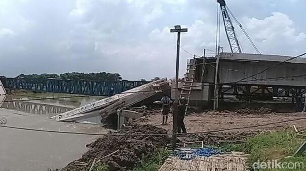 Jembatan Rejoto Senilai Rp 40 Miliar di Kota Mojokerto Ambruk
