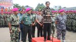 Sambangi Markas Marinir, Jokowi Naik Tank