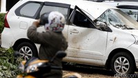 Sebuah mobil kaca depannya pecah akibat tertimpa pohon.