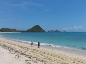 Celebrity on Vacation: Pantai Kuta Lombok yang Beda dengan Bali