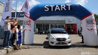 Head of Marketing Datsun Indonesia Christian Gandawinata melepas rombongan Datsun Risers Expedition (DRE) 2 di diler Lampung, Jumat (11/11/2016).