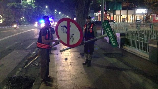 Ratusan Satpol PP Surabaya Langsung Bersih-bersih Usai Konvoi Bonek