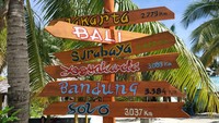 Foto: Papan yang menunjukkan arah kota-kota besar. Seberap jauh jaraknya dari Arborek juga tertulis di sini (Sukma/detikTravel)