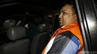 Rustami meninggalkan gedung KPK.