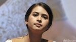 Penampilan Chic Maudy Ayunda