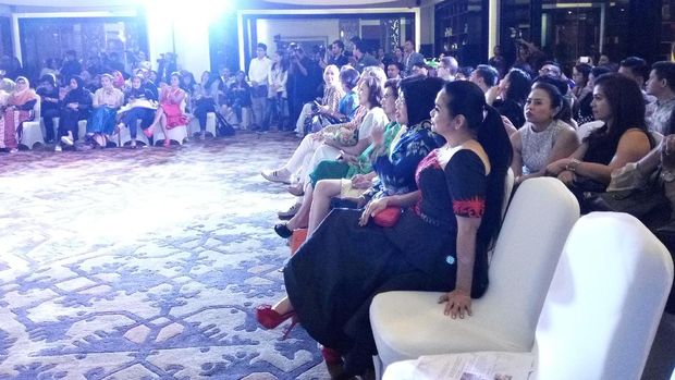 Saat Sylviana Murni Dikelilingi Desainer di Front Row Peragaan Busana