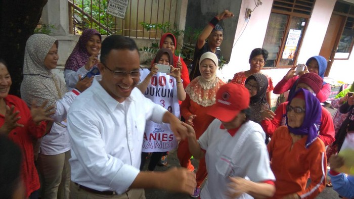 Kurang Sehat, Anies Baswedan Tetap Joget Bareng Warga Johar Baru