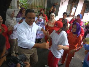 Kurang Sehat, Anies Baswedan Tetap Joget Bareng Warga Johar Baru